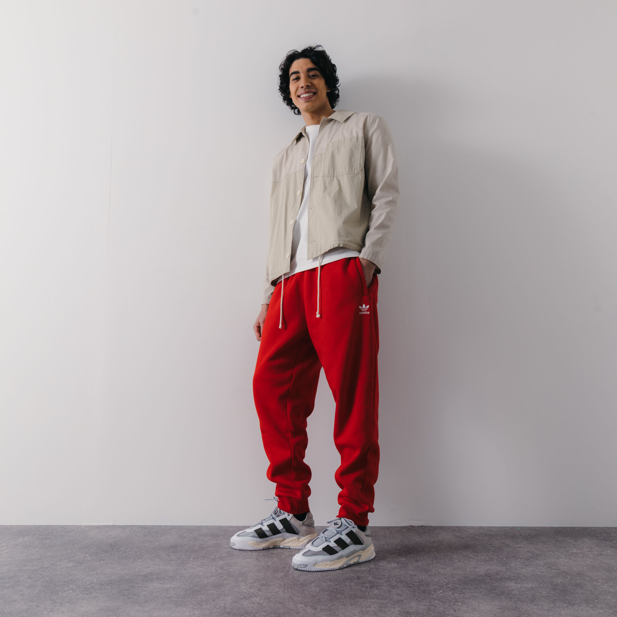Adidas chino deals joggers rojo