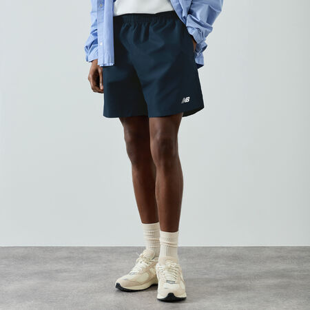 NEW BALANCE SHORT ESSENTIALS SMALL LOGO AZUL HOMBRE