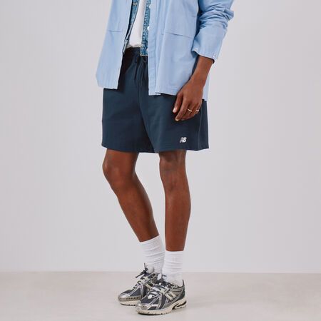 NEW BALANCE SHORT ESSENTIALS SMALL LOGO AZUL MARINO HOMBRE