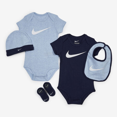 NIKE 5 PC SET BODYSUIT HAT BOOTIE ESSENTIALS AZUL BEBÉ