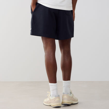 NEW BALANCE SHORT ESSENTIALS SMALL LOGO NEGRO/BLANCO HOMBRE