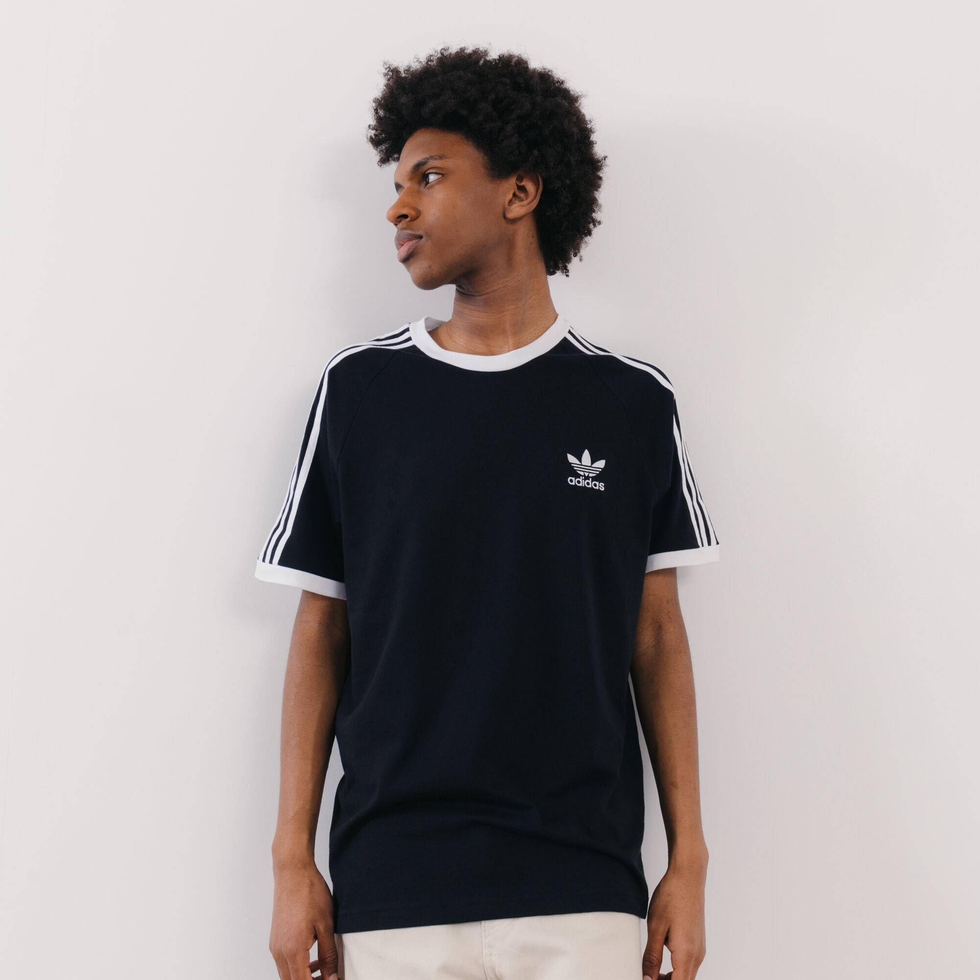 Camiseta adidas blanca con sales rayas negras