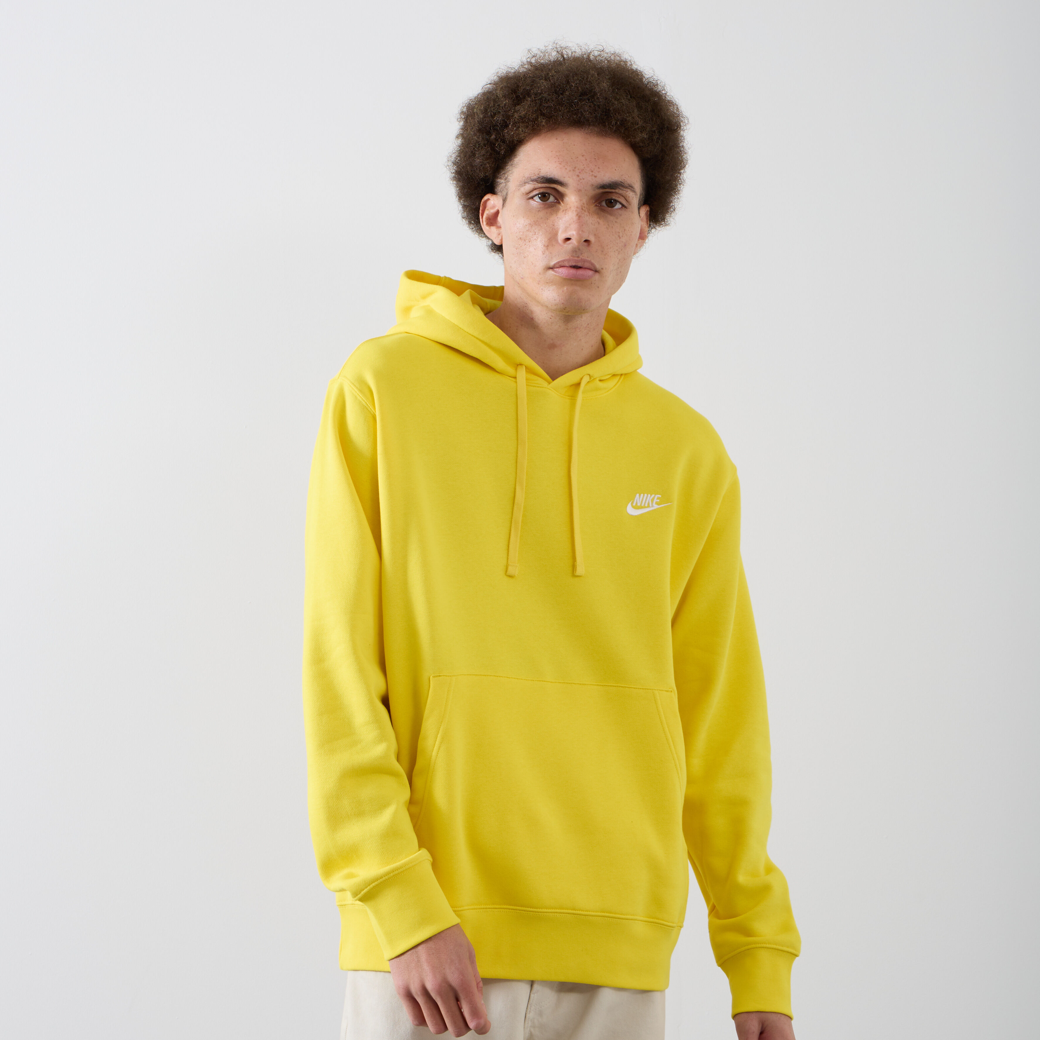 Zapatillas y sneakers NIKE SUDADERA AMARILLO Tendencias 2024 Courir.es