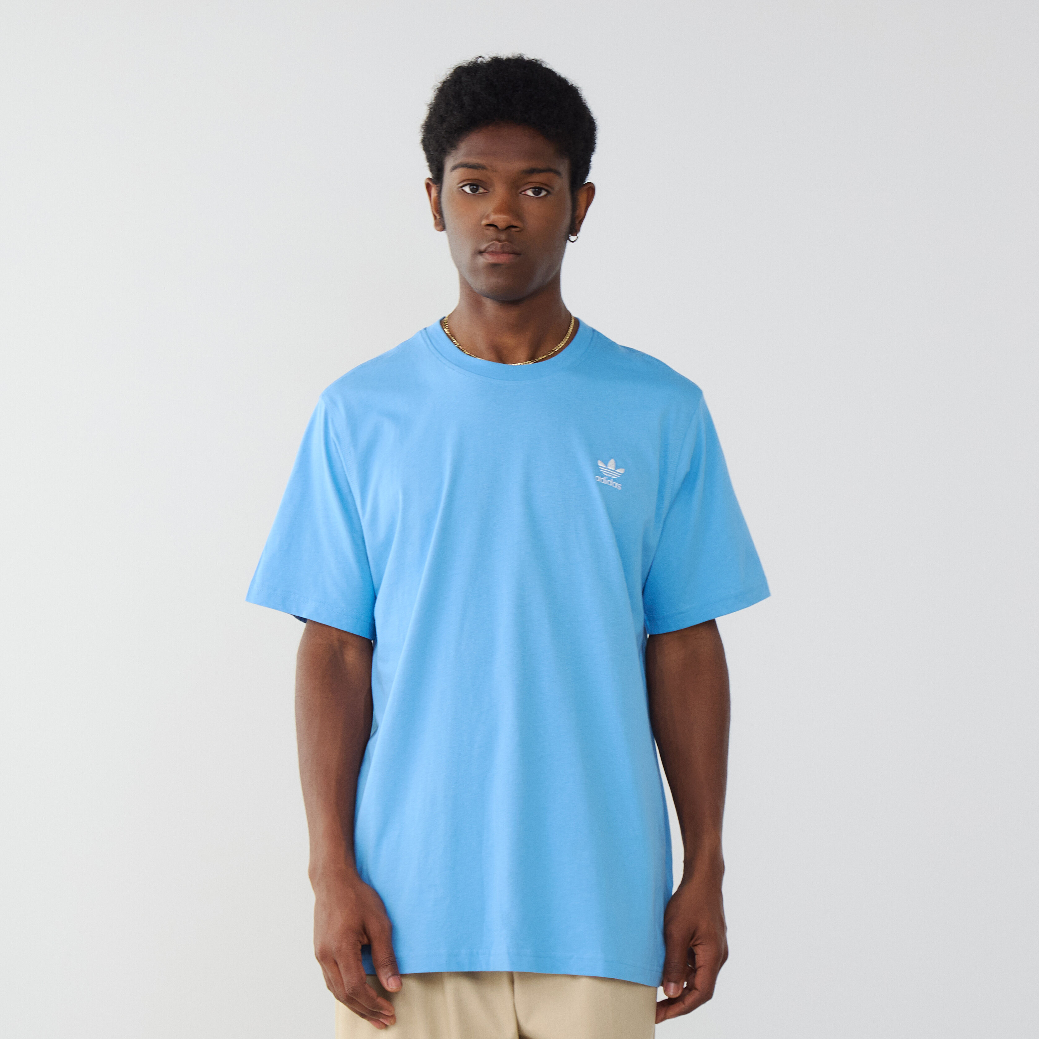 ADIDAS ORIGINALS TEE SHIRT ESSENTIAL TREFOIL AZUL BLANCO HOMBRE Courir.es
