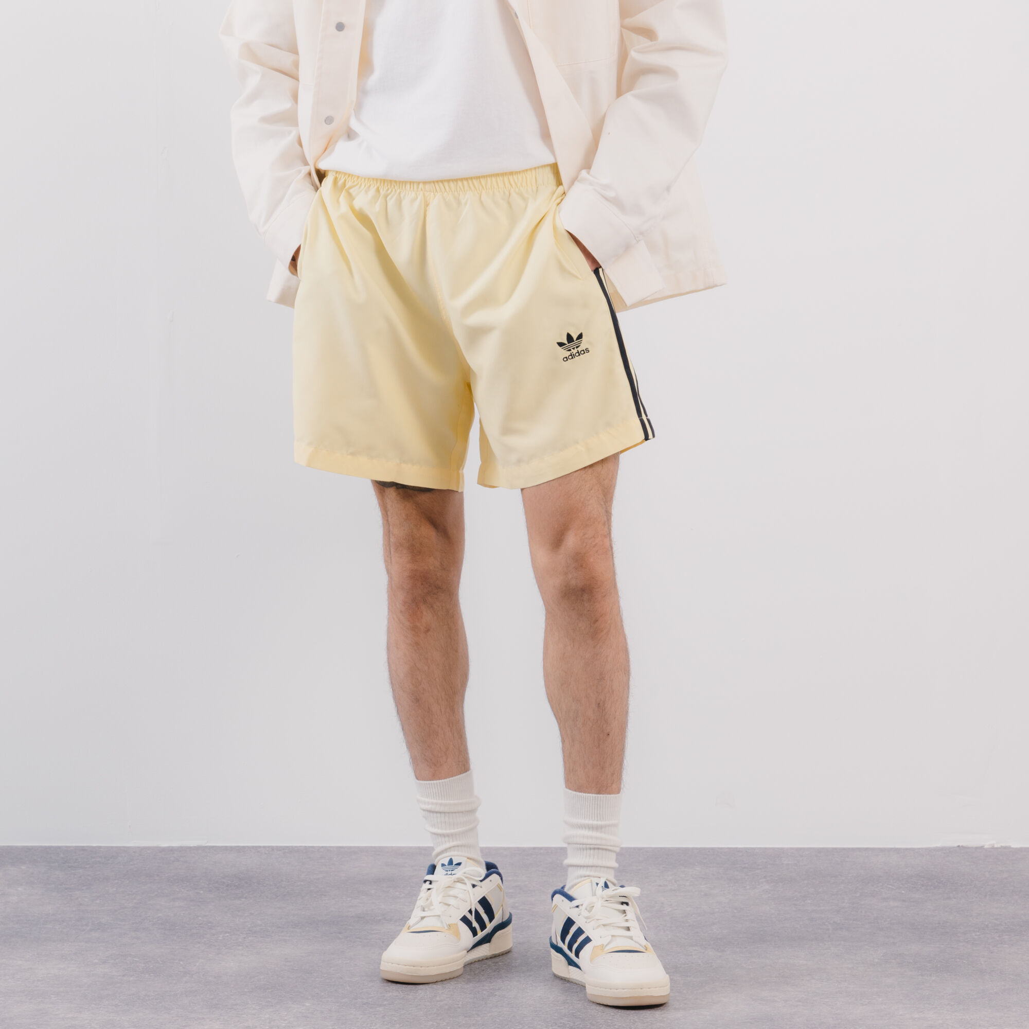 ADIDAS ORIGINALS PANTAL N CORTO DE BA O 3 RAYAS AMARILLO NEGRO