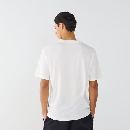 NEW BALANCE TEE SHIRT CENTERED LOGO CRUDO HOMBRE