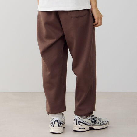 NEW BALANCE PANT JOGGER BOSTON LOGO MARR&Oacute;N/BEIGE HOMBRE