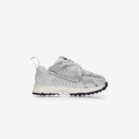 NIKE ZOOM VOMERO 5 CHROME PLATEADO/BEIGE BEBÉ