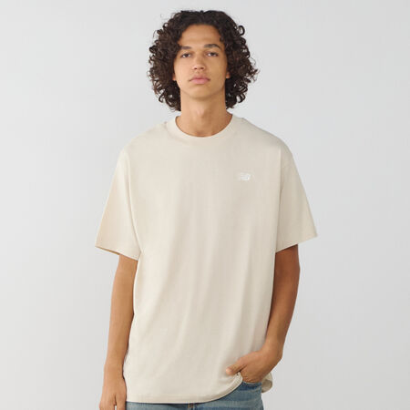 NEW BALANCE TEE SHIRT SMALL LOGO ESSENTIALS BEIGE/BLANCO HOMBRE