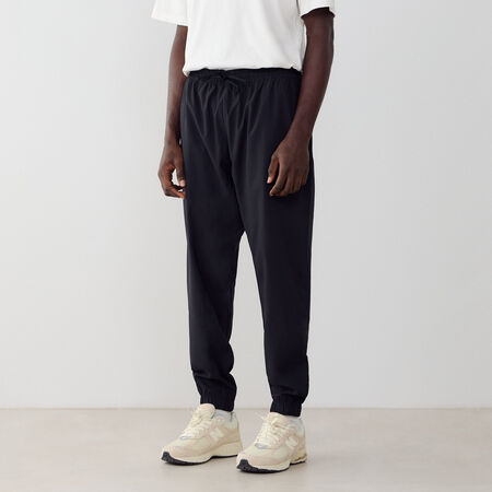 NEW BALANCE PANT JOGGER WOVEN NEGRO/BLANCO HOMBRE