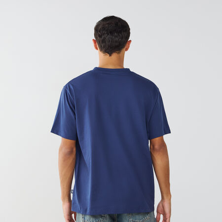 NEW BALANCE TEE SHIRT CENTERED LOGO AZUL MARINO/BLANCO HOMBRE