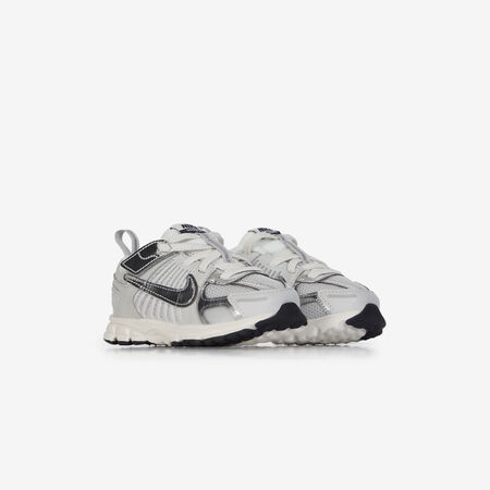 NIKE ZOOM VOMERO 5 CHROME PLATEADO/BEIGE BEBÉ