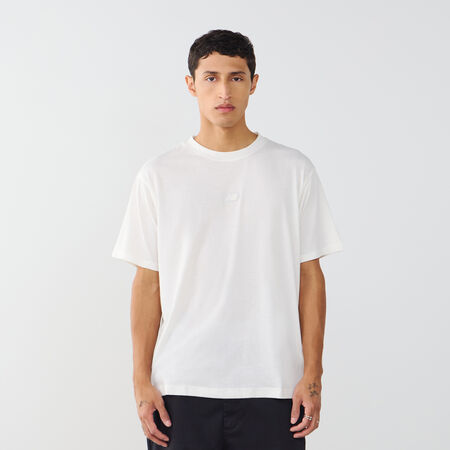 NEW BALANCE TEE SHIRT CENTERED LOGO CRUDO HOMBRE