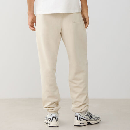 NEW BALANCE PANT JOGGER SMALL LOGO FT BEIGE/BLANCO HOMBRE