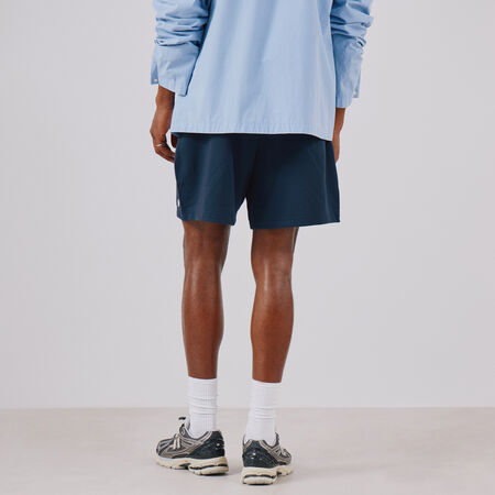 NEW BALANCE SHORT ESSENTIALS SMALL LOGO AZUL MARINO HOMBRE