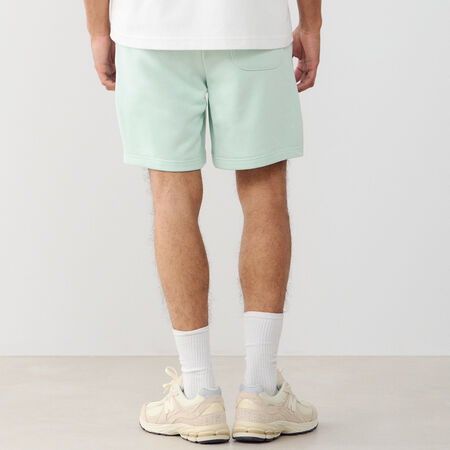 NEW BALANCE SHORT ESSENTIALS SMALL LOGO VERDE/BLANCO HOMBRE