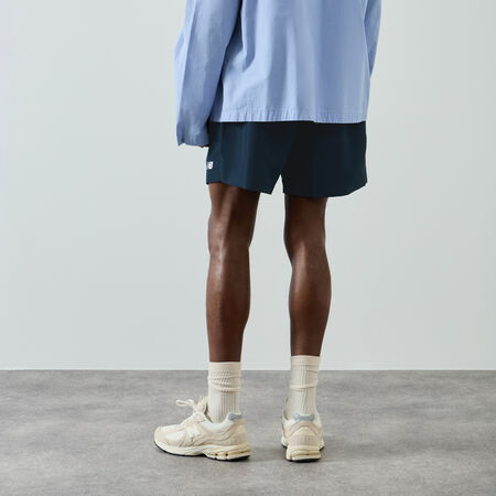 NEW BALANCE SHORT ESSENTIALS SMALL LOGO AZUL HOMBRE