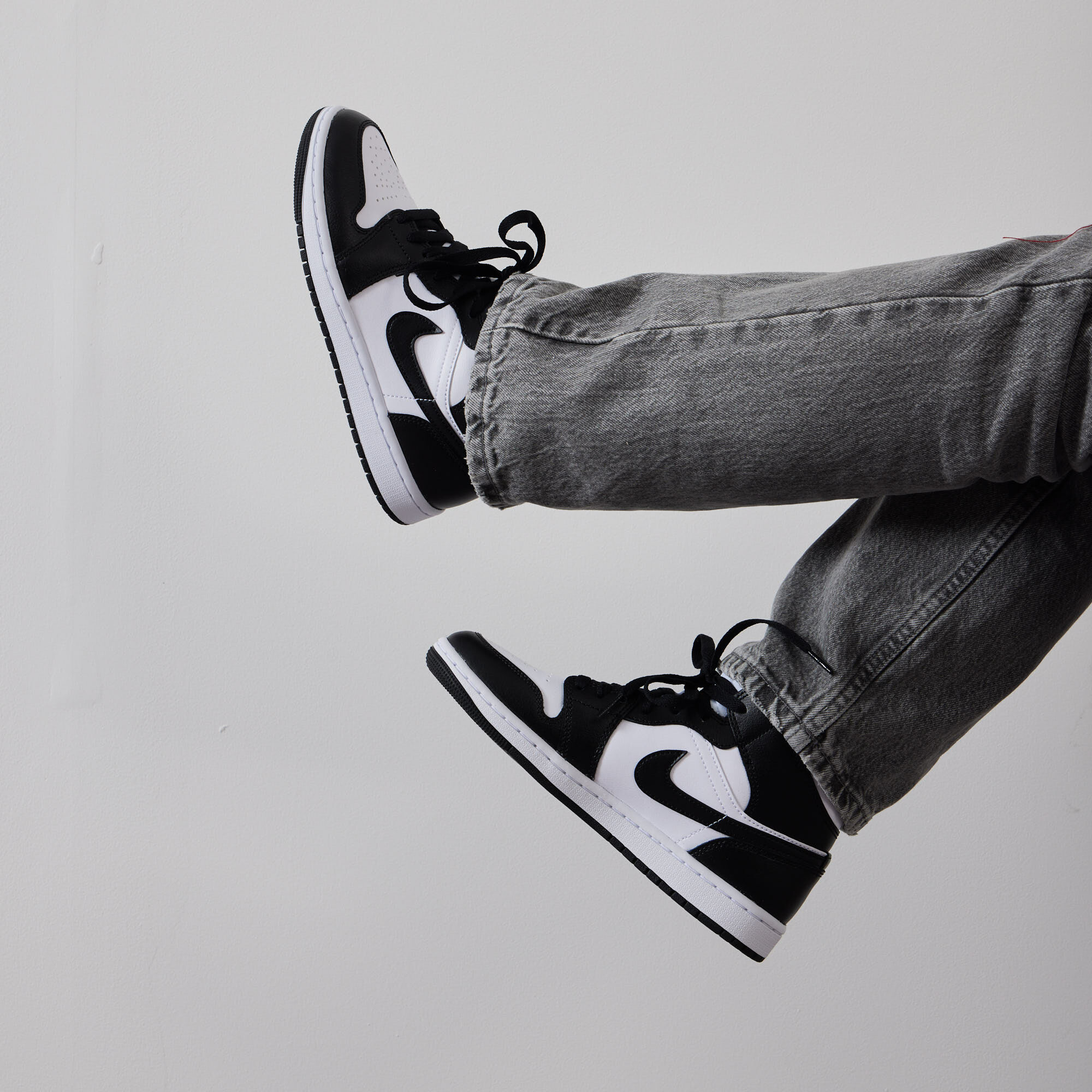Zapatillas jordan negras con blanco 2025