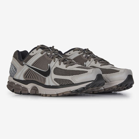 NIKE ZOOM VOMERO 5 MARRÓN/BEIGE HOMBRE