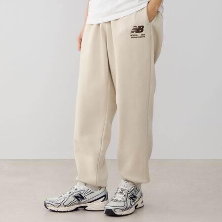 NEW BALANCE PANT JOGGER BOSTON LOGO BEIGE/MARR&Oacute;N HOMBRE